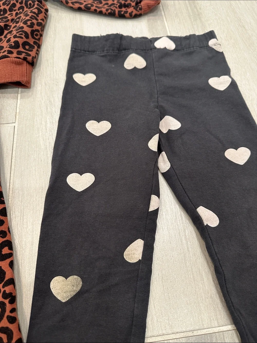 H&M 4T Leopard Print Leggings and Sweatshirt Matc Set with Gray Heart Leggings